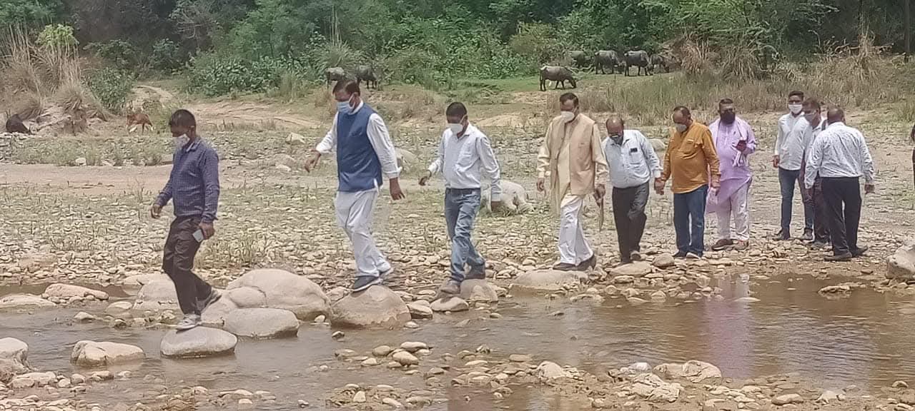 मारकंडा नदी पर स्वीकृत पुल के प्रस्तावित निर्माण स्थल का निरीक्षण