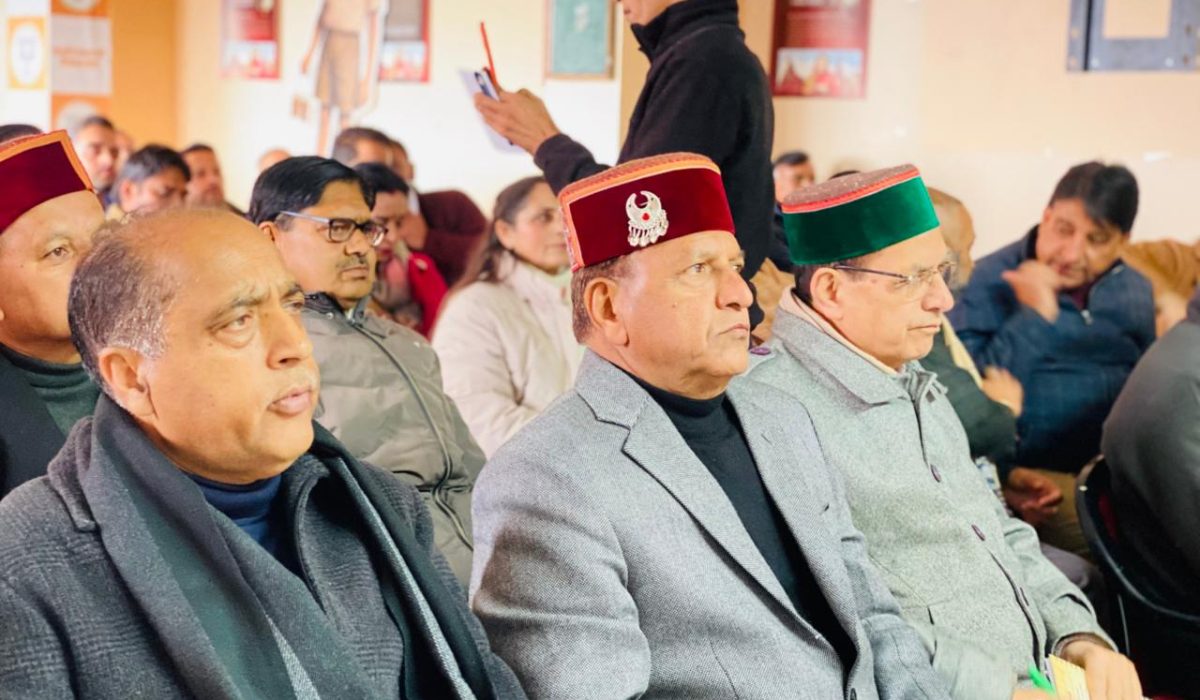 भारतीय जनता पार्टी हिमाचल प्रदेश के प्रदेश अध्यक्ष डॉ. राजीव बिंदल एवं नेता प्रतिपक्ष श्री जयराम ठाकुर ने आज भाजपा प्रदेश मुख्यालय दीपकमल, चक्कर, शिमला में देश के आम बजट 2026 का सीधा प्रसारण सुना। इस अवसर पर दोनों वरिष्ठ नेताओं ने बजट भाषण को अत्यंत ध्यानपूर्वक सुना तथा महत्वपूर्ण बिंदुओं को नोट भी किया। पार्टी पदाधिकारियों एवं कार्यकर्ताओं की उपस्थिति में बजट को लेकर विशेष उत्साह देखा गया। डॉ. बिंदल ने कहा कि यह बजट देश के विकास, गरीब कल्याण, युवाओं, किसानों एवं मध्यम वर्ग के हितों को ध्यान में रखते हुए प्रधानमंत्री नरेंद्र मोदी के नेतृत्व में विकसित भारत के संकल्प को मजबूत करेगा। नेता प्रतिपक्ष जयराम ठाकुर ने भी बजट को दूरदर्शी बताते हुए कहा कि यह बजट आत्मनिर्भर भारत और आर्थिक सशक्तिकरण की दिशा में एक महत्वपूर्ण कदम है।