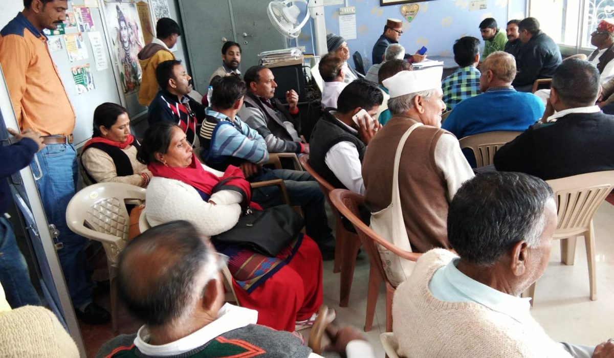 डा. राजीव बिन्दल ने अपने नाहन कार्यालय में जन-समस्याएं सुनी और कार्यकर्ताओं के साथ संवाद किया। उन्होंने कहा कि क्षेत्र में कई प्रकार की समस्यायें हैं किन्तु कांग्रेस सरकार जन समस्याओं के प्रति मौन बनी हुई है।