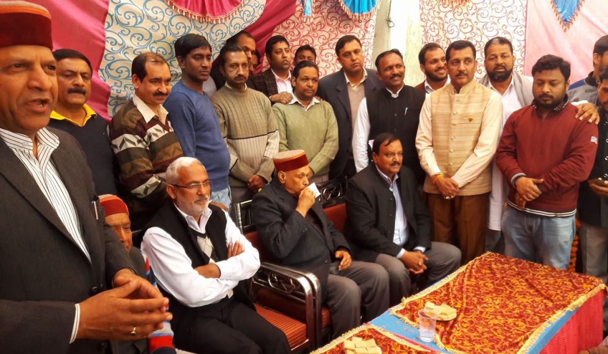 प्रो. प्रेम कुमार धूमल जी का अभिनंदन करते हुए।