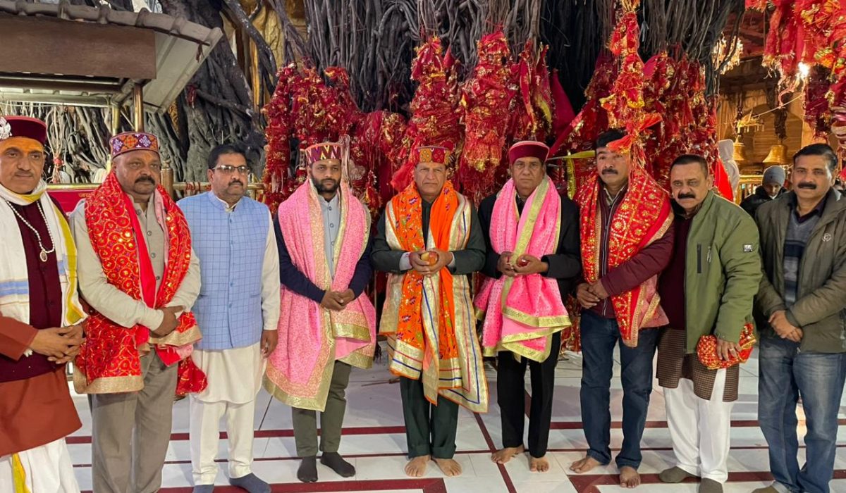 डॉ. बिंदल ने चिंतपूर्णी मंदिर में माथा टेका