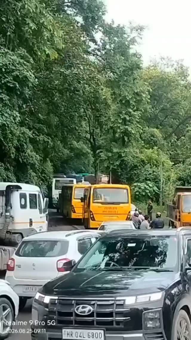 पांवटा साहिब–काला आम मुख्य मार्ग पर टिप्पर-ट्रालों का आतंक!
पांवटा साहिब–काला आम मुख्य मार्ग पर टिप्पर-ट्रालों के कारण आम जन का जीवन दुश्वार हो गया है।
यह वीडियो आज सुबह करीब 9:00  बजे के बीच का है। जुड्डा का जोहड़ से खजूरना पुल के बीच टिप्परों और ट्रालों के कारण लंबा जाम लग गया।
🔴 स्कूल बसें जाम में फंसीं
🔴 HRTC बसें प्रभावित
🔴 निजी बसें भी जाम में फंसीं
🔴 एम्बुलेंस तक को रास्ता नहीं मिल पाया
यह अत्यंत खेदजनक है कि बार-बार सामने आ रही इस गंभीर समस्या के बावजूद सरकार और प्रशासन इसकी गंभीरता को समझने और प्रभावी समाधान करने में नाकाम नजर आ रहे हैं।
आखिर कब जागेगी सरकार?
कब मिलेगी आम जनता को इस टिप्पर-ट्रालों के आतंक से राहत?
