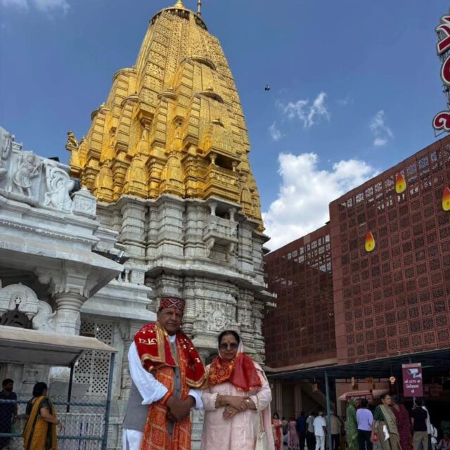 गुजरात स्थित पावन शक्तिपीठ माँ अम्बा के दिव्य दरबार में शीश नवाकर माँ का आशीर्वाद प्राप्त करने का परम सौभाग्य मिला।

 माँ के पावन चरणों में पहुँचकर मन श्रद्धा, भक्ति और असीम शांति से भर गया। माँ की कृपा ही जीवन का सबसे बड़ा संबल है। उनके आशीर्वाद से हर कठिन राह आसान हो जाती है और जीवन नई ऊर्जा, विश्वास एवं सकारात्मकता से भर उठता है।

माँ अम्बे से यही प्रार्थना है कि उनकी कृपा सदैव सभी पर बनी रहे। हर घर में सुख-शांति, समृद्धि और खुशहाली हो तथा सभी के जीवन में आरोग्य, सफलता और आनंद का संचार हो।