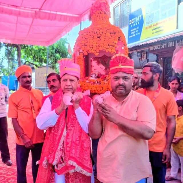 आज मुझे नाहन क्षेत्र के मारकंडे नदी के उदगम स्थल बोहलियों से ढीमकी मंदिर के लिए प्रारम्भ हुई शोभा यात्रा में भाग लेने का सौभाग्य मिला।
 हम, महर्षि मारकंडे जी और माता सरस्वती जी के श्री चरणों में नमन करते हुए नाहन क्षेत्र वासियों की सुख-शांति और समृद्धि की कामना करते हैं।